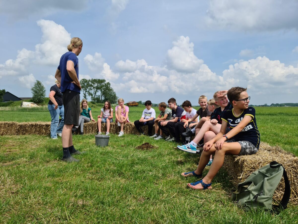 Leerlingen op bezoek bij boer Jan Woudstra tijdens Himmelwike